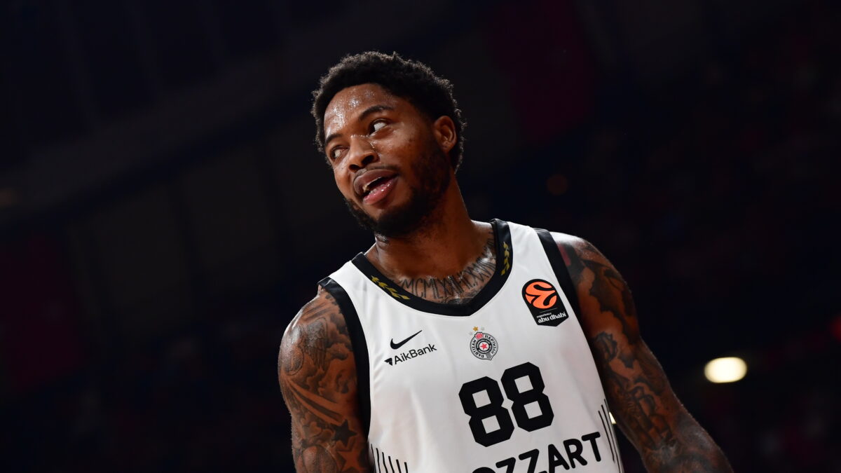 Ο Τζόουνς με τη φανέλα της Παρτιζάν