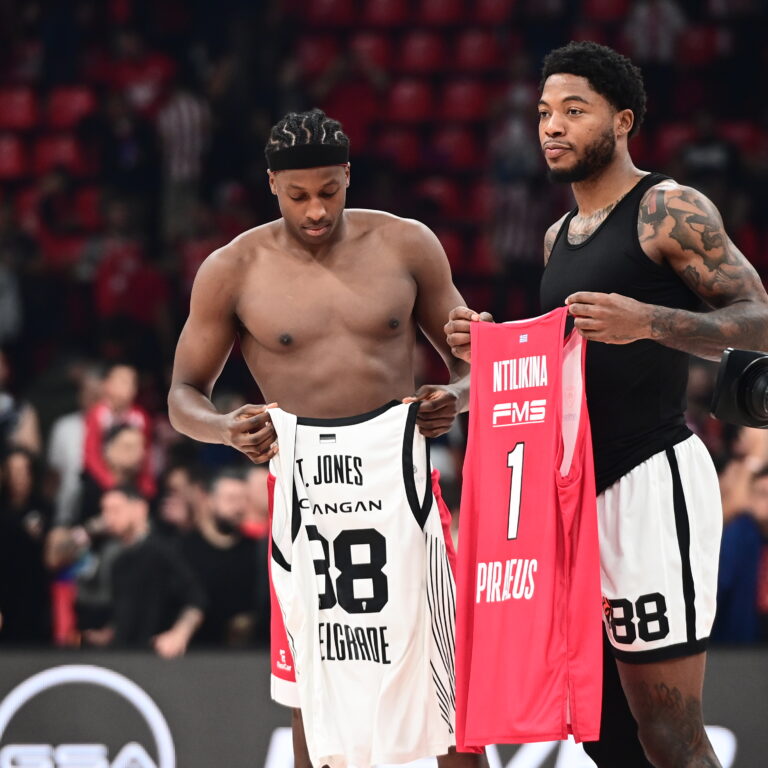 Ο Τζόουνς με τον Νιλικίνα