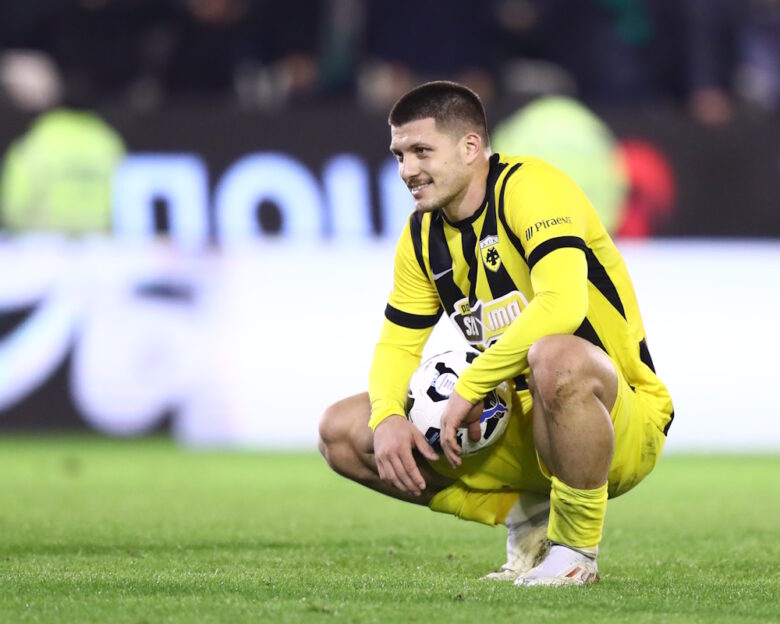 ΑΕΚ: Η «Marca» αποθέωσε τον Λούκα Γιόβιτς για το χατ τρικ του στο ντέρμπι με τον Παναθηναϊκό