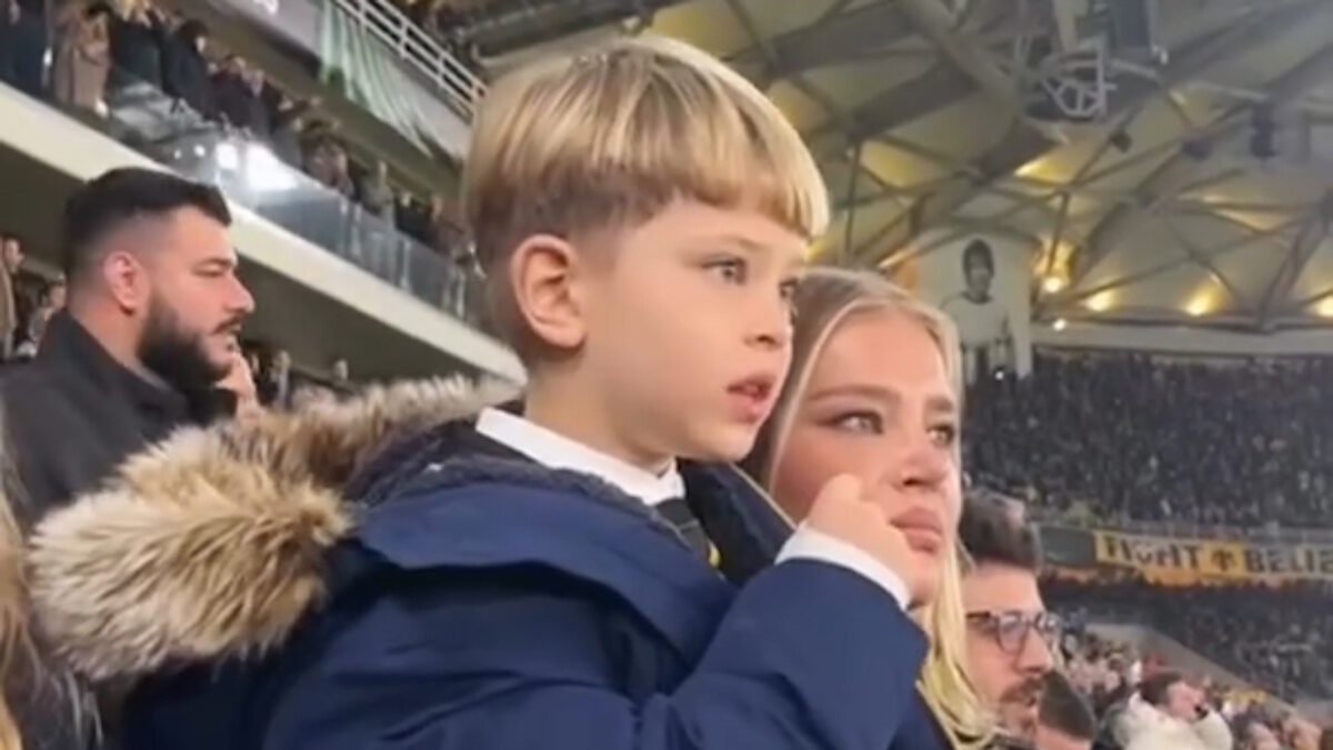 O γιος του Λούκα Γιόβιτς τραγουδούσε τον ύμνο της ΑΕΚ