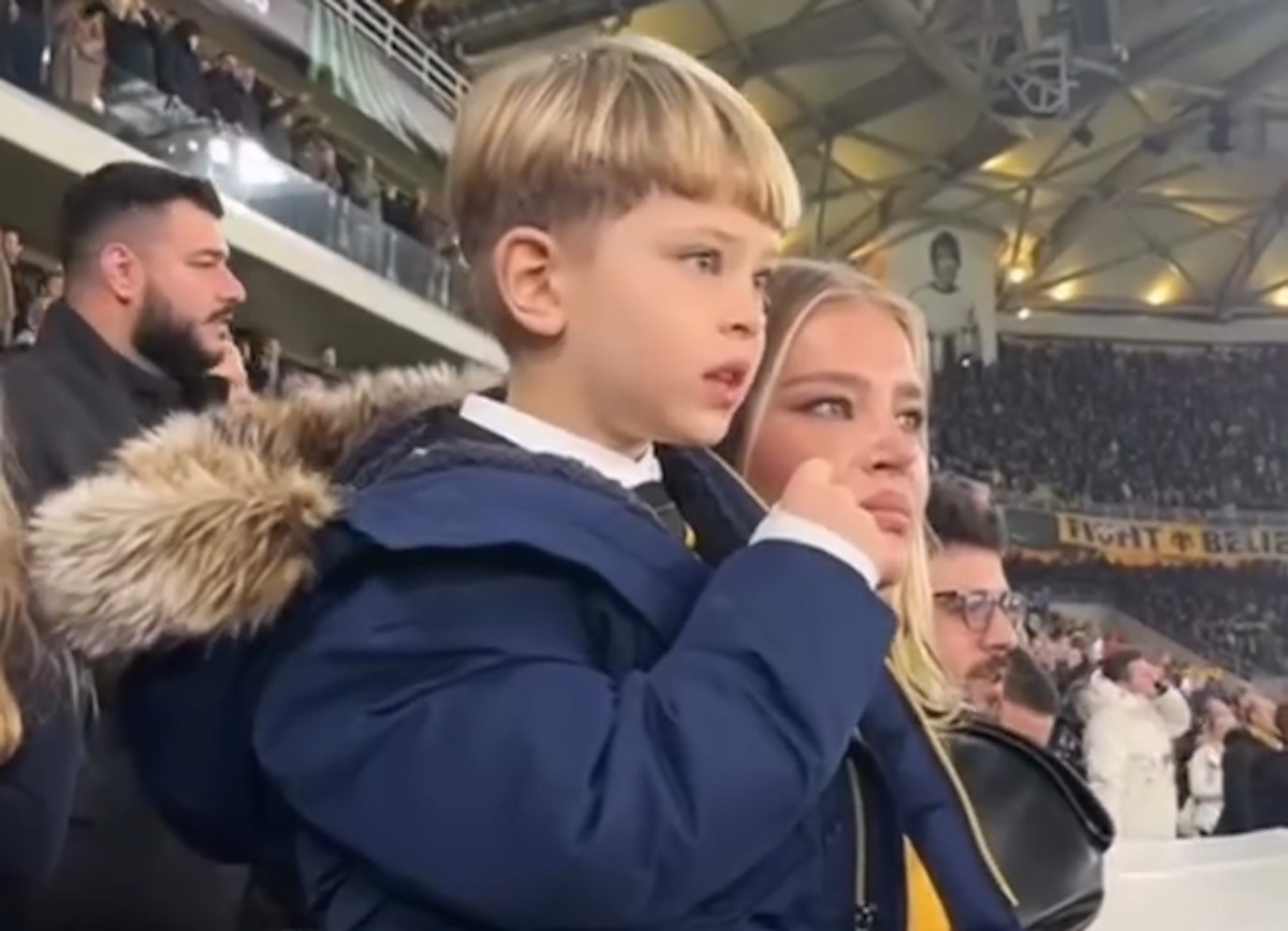 O γιος του Λούκα Γιόβιτς τραγουδούσε τον ύμνο της ΑΕΚ