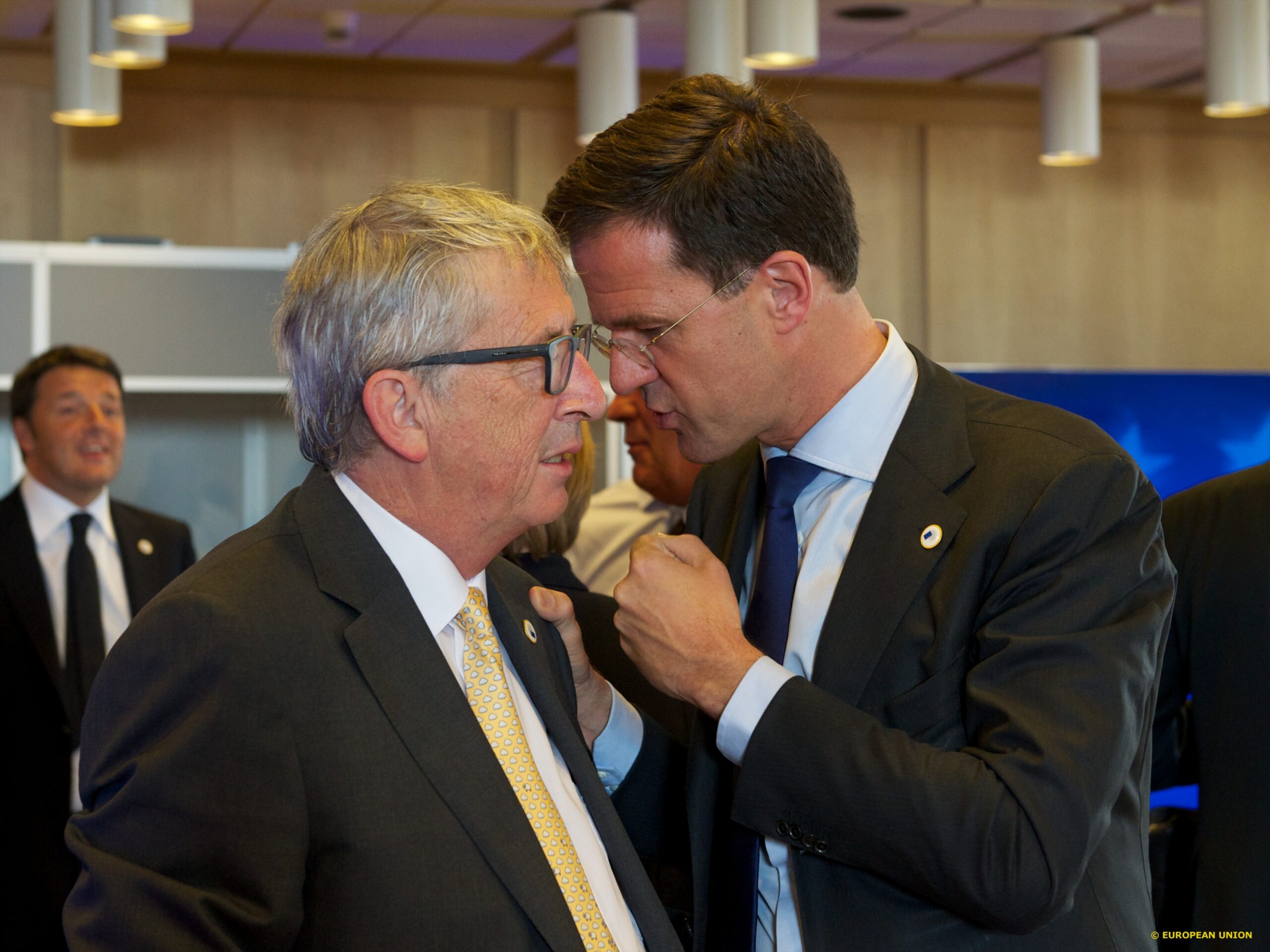 Ζαν Κλοντ Γιούνκερ και Γερούν Ντάισελμπλουμ στο περιθώριο των διαπραγματεύσεων για την Ελλάδα