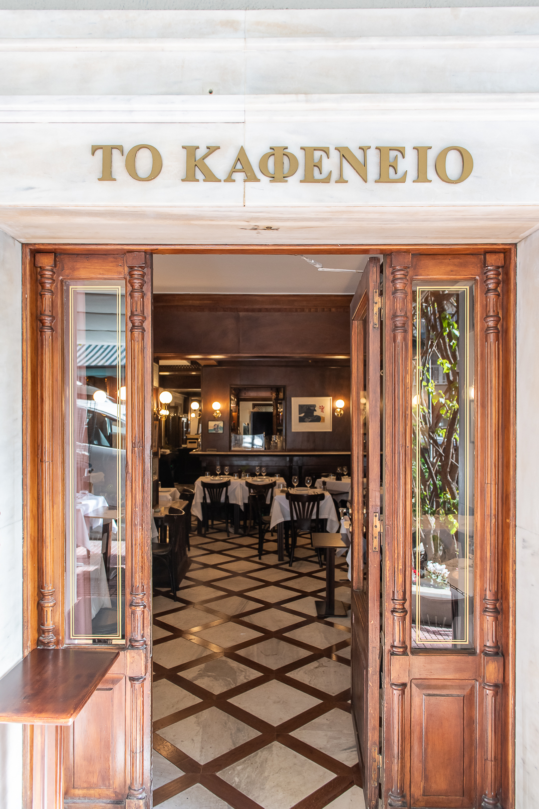 Tο Καφενείο υπήρξε σημείο συνάντησης πολιτικών, δημοσιογράφων, καλλιτεχνών, ανθρώπων που διαμόρφωσαν –και σχολίασαν– την αστική καθημερινότητα της Αθήνας.