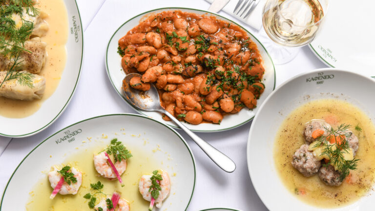 Το Καφενείο επιστρέφει στο Κολωνάκι: Μνήμη, γεύση και αστική κουζίνα σε νέα εποχή