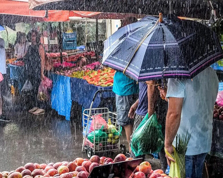 Καιρός σήμερα: Βροχές και καταιγίδες στα δυτικά και το Ιόνιο – Έως τους 20 βαθμούς η θερμοκρασία