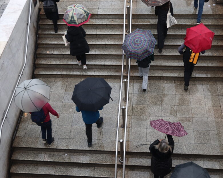 Καιρός αύριο: Τοπικές βροχές σε Αττική και Θεσσαλονίκη – Σποραδικές καταιγίδες στα νησιά, χιόνια στα ορεινά
