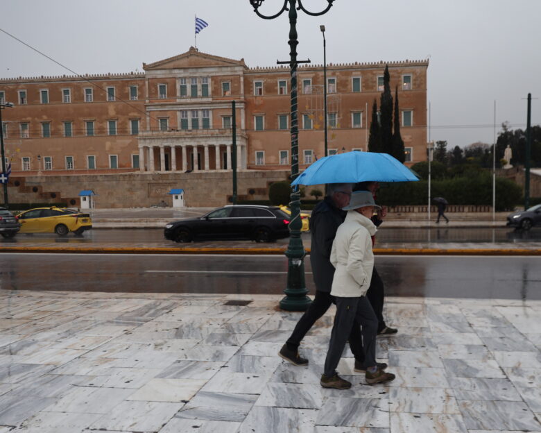 Καιρός σήμερα: Καταιγίδες σε Κρήτη και Κυκλάδες – Βελτίωση στα βόρεια και δυτικά