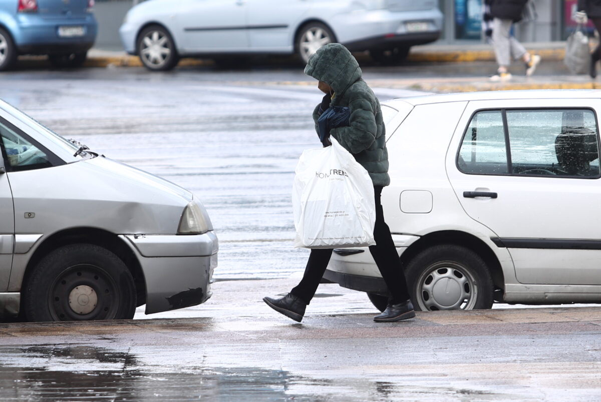 Γυναίκα περπατά στο κρύο