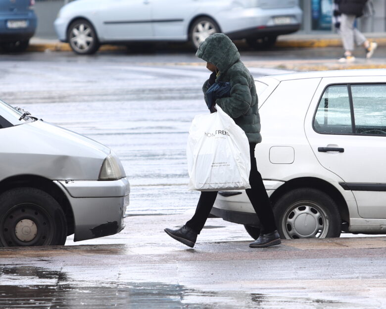 Γυναίκα περπατά στο κρύο