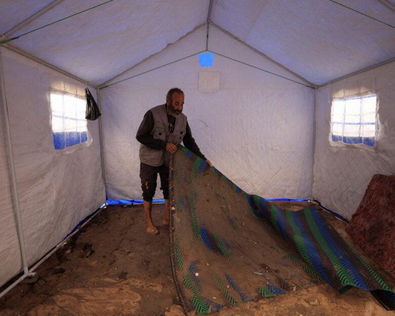 Η κακοκαιρία Byron σφυροκοπά τη Γάζα: Νεκρό βρέφος 8 μηνών – Βυθισμένες στις λάσπες οι σκηνές των εκτοπισμένων