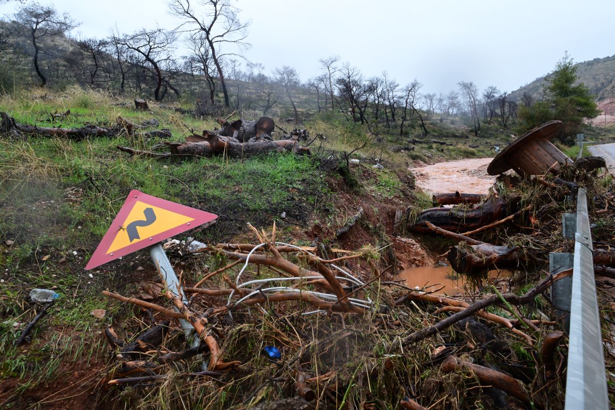 Πινακίδα της τροχαίας που παρασύρθηκε από τα ορμητικά νερά της βροχής στη Μάνδρα / ΤΑΤΙΑΝΑ ΜΠΟΛΑΡΗ/EUROKINISSI