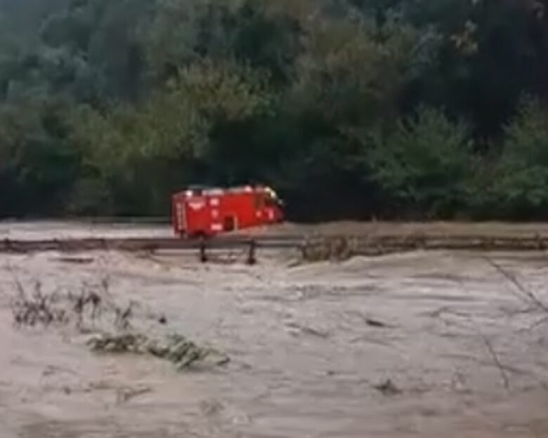 Η κακοκαιρία Byron «βυθίζει» την χώρα: Δεκάδες επιχειρήσεις απεγκλωβισμού στην Ανατολική Μάνη – Σε κόκκινο συναγερμό 8 περιφέρειες