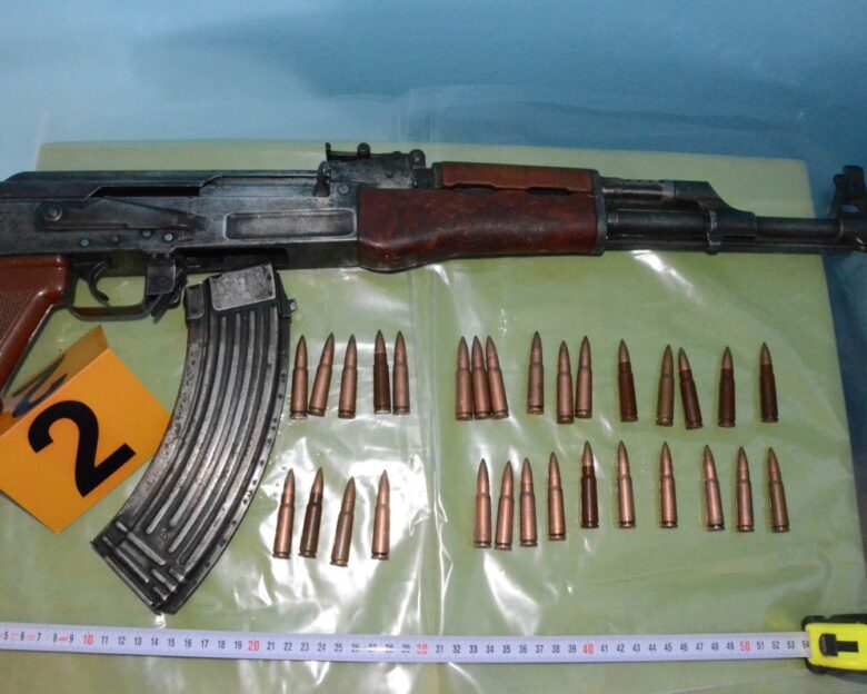 Καλύβια: Μεγάλο όνομα του υποκόσμου ετοιμαζόταν να «καθαρίσει» ο ποινικός που πιάστηκε με τα καλάσνικοφ