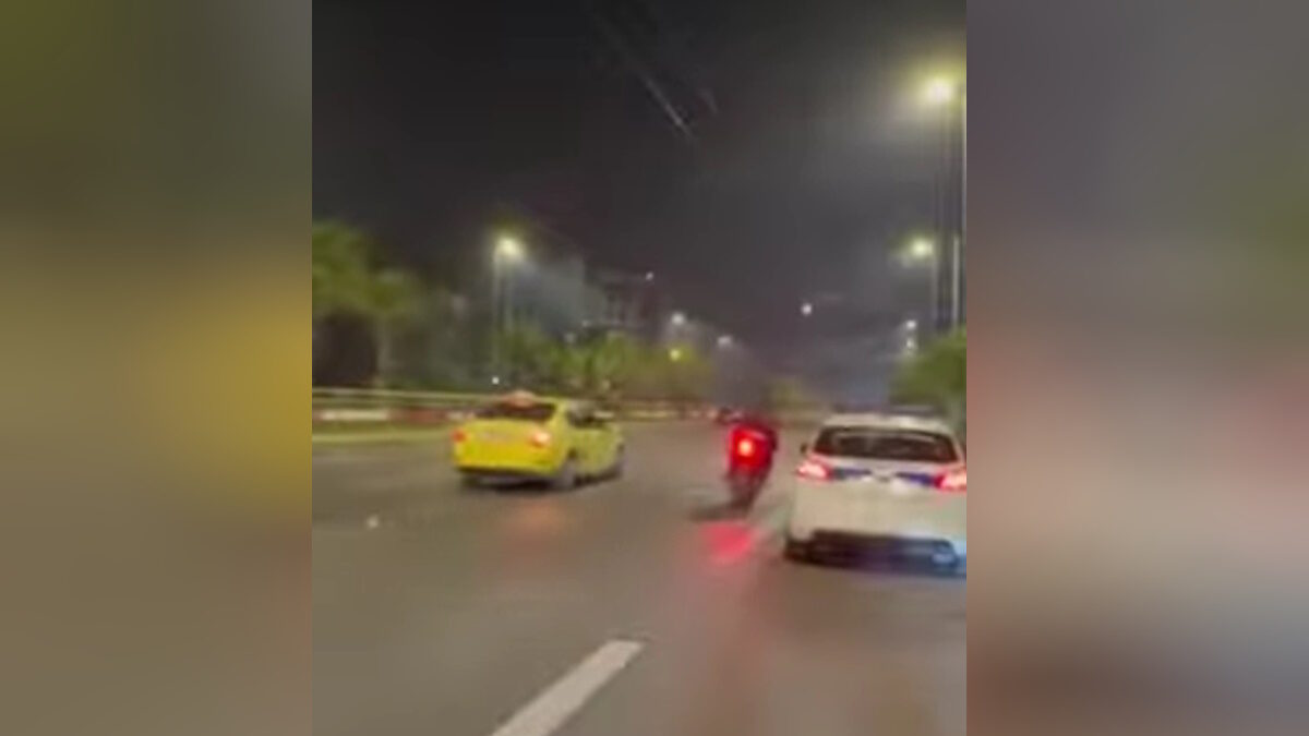 Η στιγμή που το radar της τροχαίας «τσακώνει» οδηγό μηχανής να τρέχει στη Συγγρού με 161 χλμ την ώρα