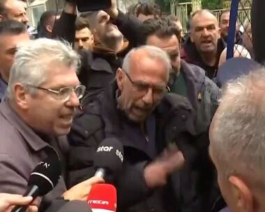 Καρδίτσα: Με τρακτέρ οι αγρότες έξω από το γραφείο του Κώστα Τσιάρα – Ένταση με τους αστυνομικούς