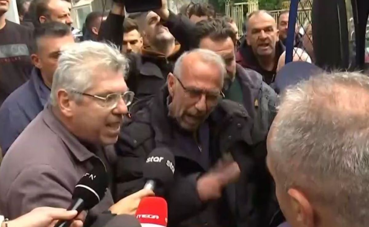 Καρδίτσα: Με τρακτέρ οι αγρότες έξω από το γραφείο του Κώστα Τσιάρα – Ένταση με τους αστυνομικούς