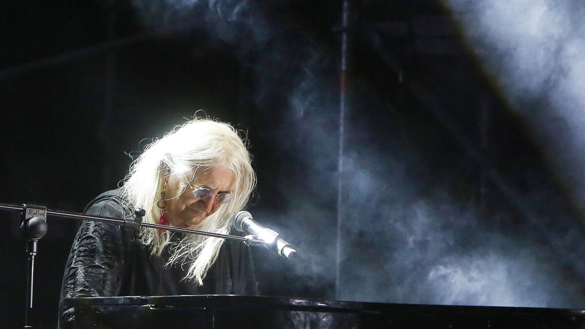 Νίκος Καρβέλας