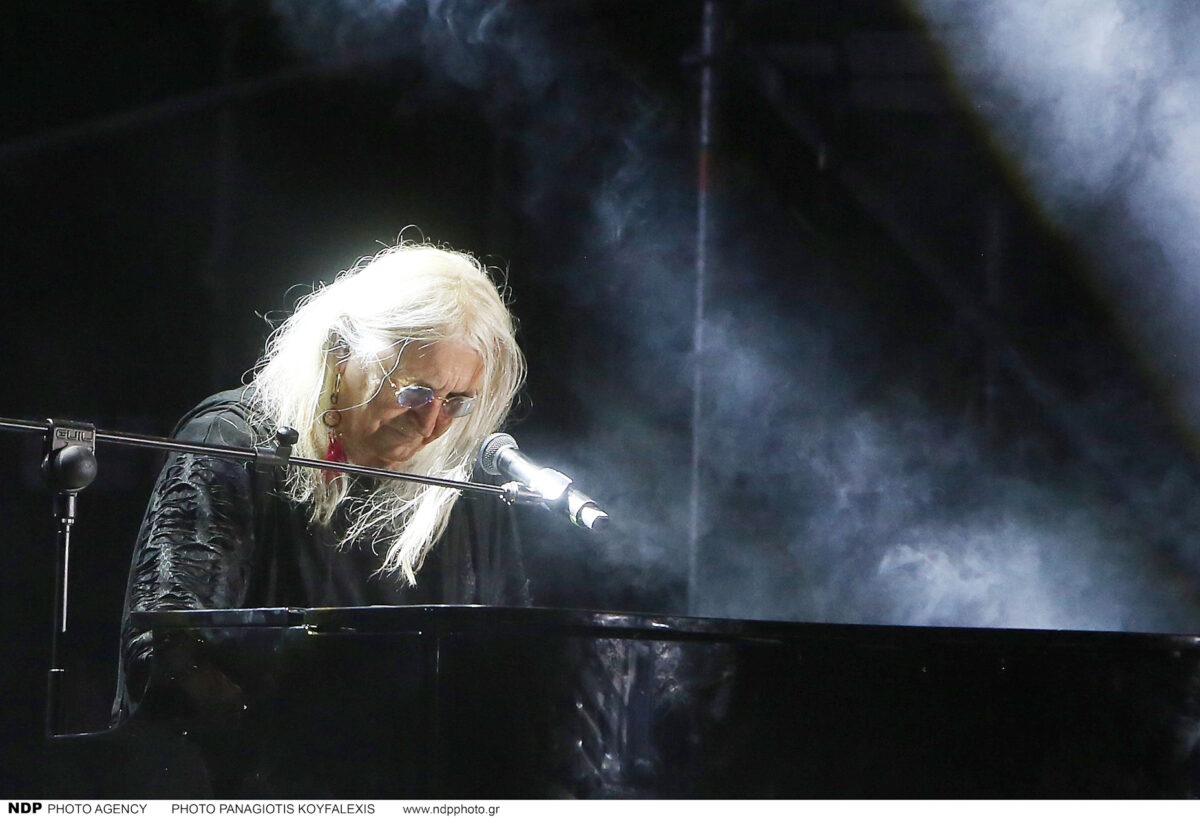 Νίκος Καρβέλας