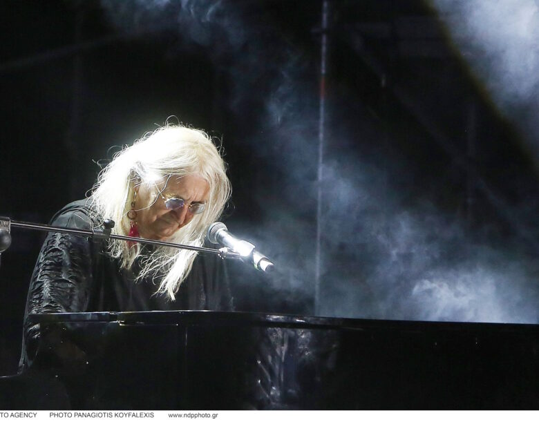 Νίκος Καρβέλας: Γιόρτασε και τραγούδησε στην Άννα Βίσση συνοδευόμενος από την Έλενα Φερεντίνου