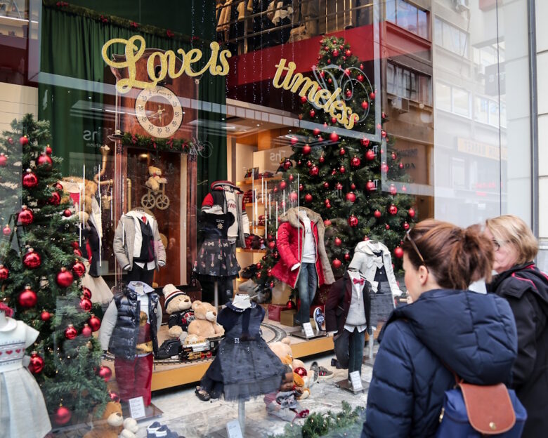 Κατάστημα με χριστουγεννιάτικη βιτρίνα