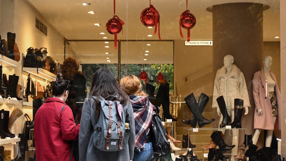 Καταστήματα με χριστουγεννιάτικη ατμόσφαιρα