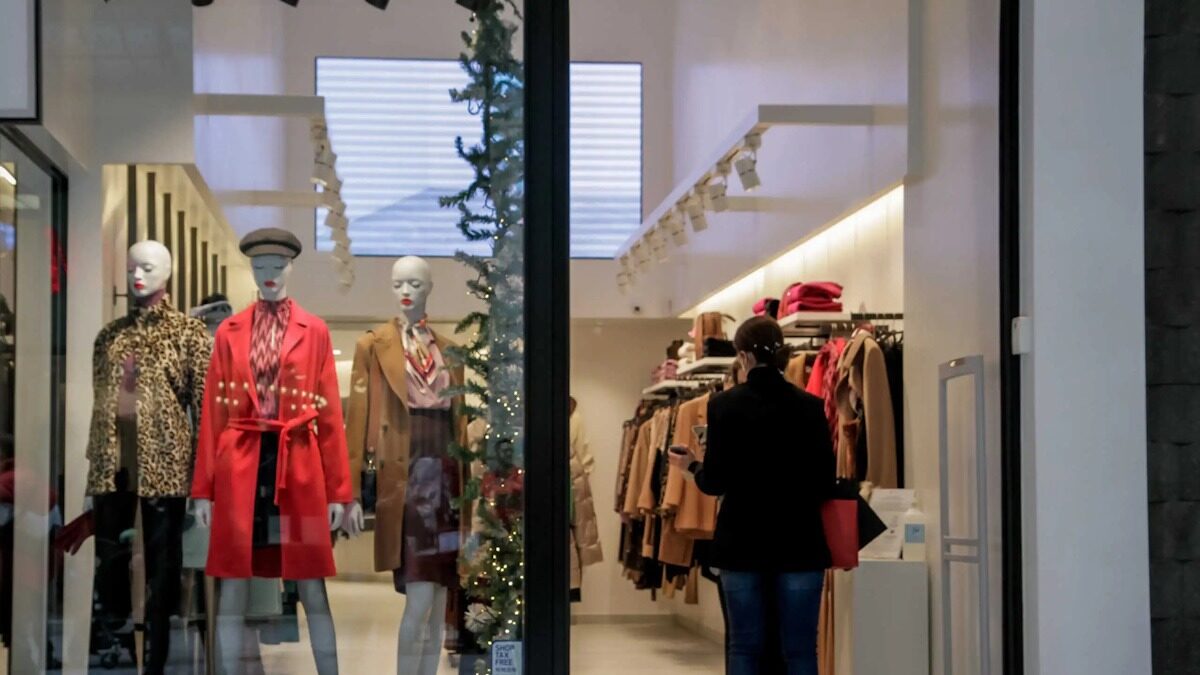 Κατάστημα με χριστουγεννιάτικο στολισμό