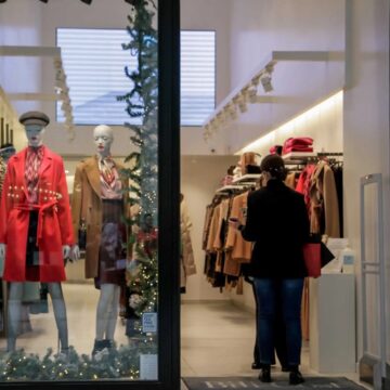 Κατάστημα με χριστουγεννιάτικο στολισμό