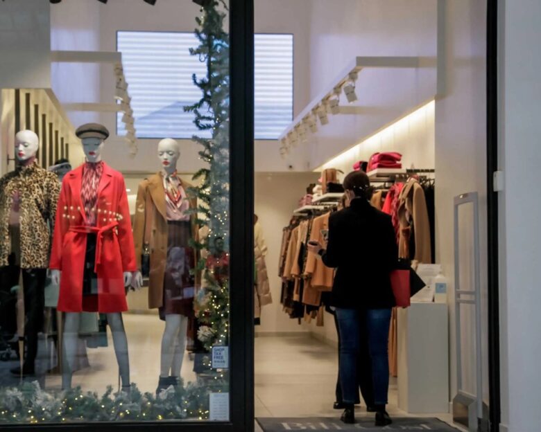 Κατάστημα με χριστουγεννιάτικο στολισμό