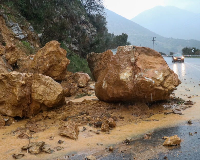 Λεωφόρος Αθηνών: Κατολισθήσεις στο ρεύμα προς Αθήνα – Κλειστές 2 λωρίδες στο ύψος του Χαϊδαρίου