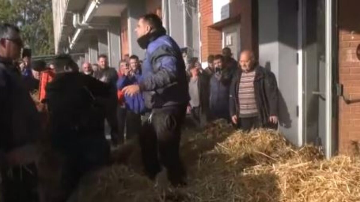Ένταση στην Καβάλα: Αγρότες διαμαρτύρονται έξω από την Αντιπεριφέρεια - Έριξαν άχυρα, γάλα, ντομάτες και σταφύλια