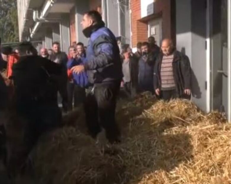 Ένταση στην Καβάλα: Αγρότες διαμαρτύρονται έξω από την Αντιπεριφέρεια – Έριξαν άχυρα, γάλα, ντομάτες και σταφύλια