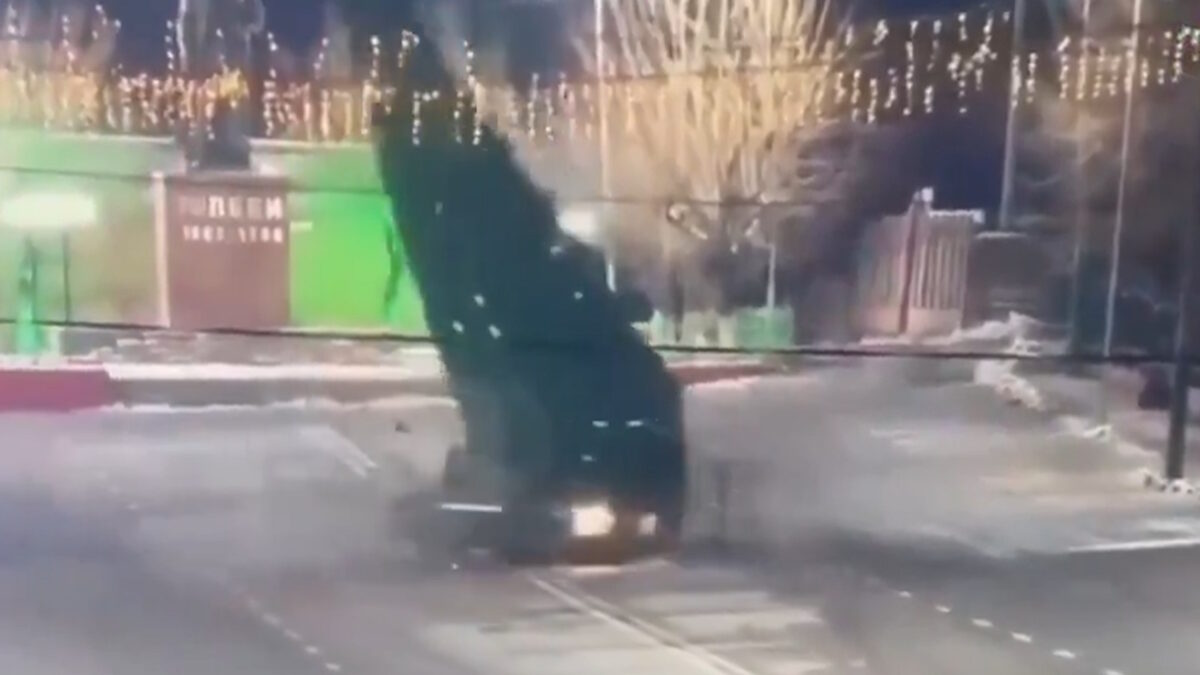 Η στιγμή που ο οδηγός πέφτει πάνω στο χριστουγεννιάτικο δέντρο