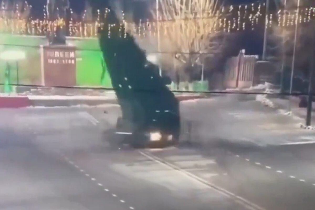 Η στιγμή που ο οδηγός πέφτει πάνω στο χριστουγεννιάτικο δέντρο