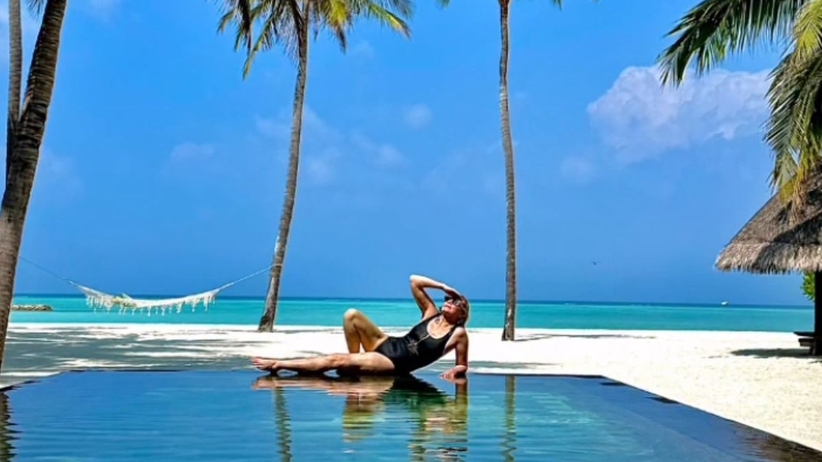 Η Κιμ Κατράλ με μαύρο ολόσωμο μαγιό στις Μαλδίβες