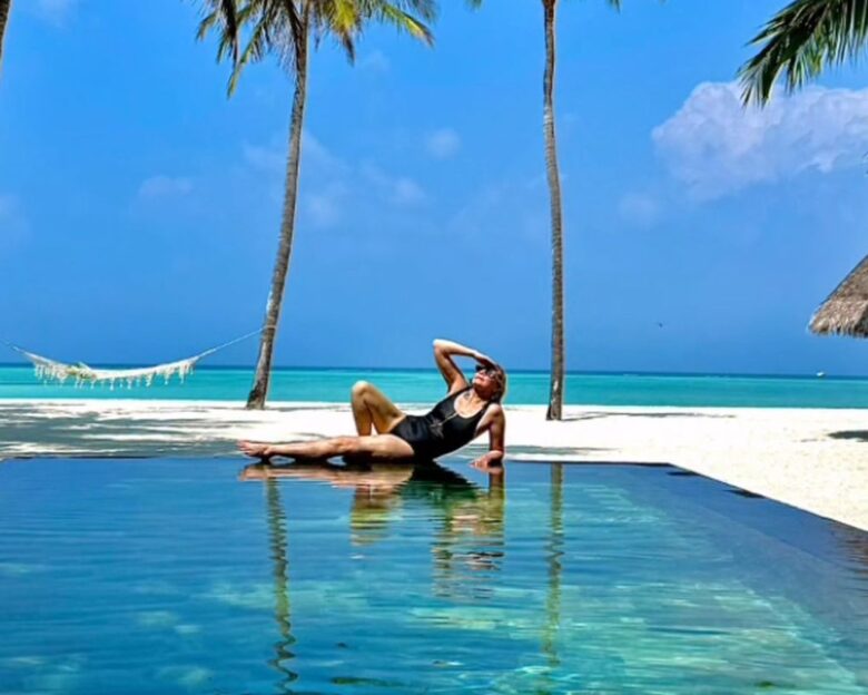 Η Κιμ Κατράλ με μαύρο ολόσωμο μαγιό στις Μαλδίβες