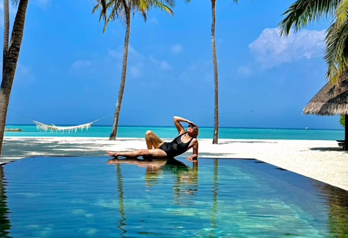 Η Κιμ Κατράλ με μαύρο ολόσωμο μαγιό στις Μαλδίβες