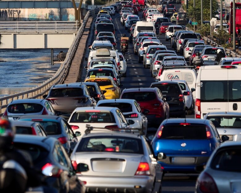 Κίνηση στους δρόμους: Στα «κόκκινα» Κηφισός και Κηφισίας, καθυστερήσεις στην Αττική Οδό