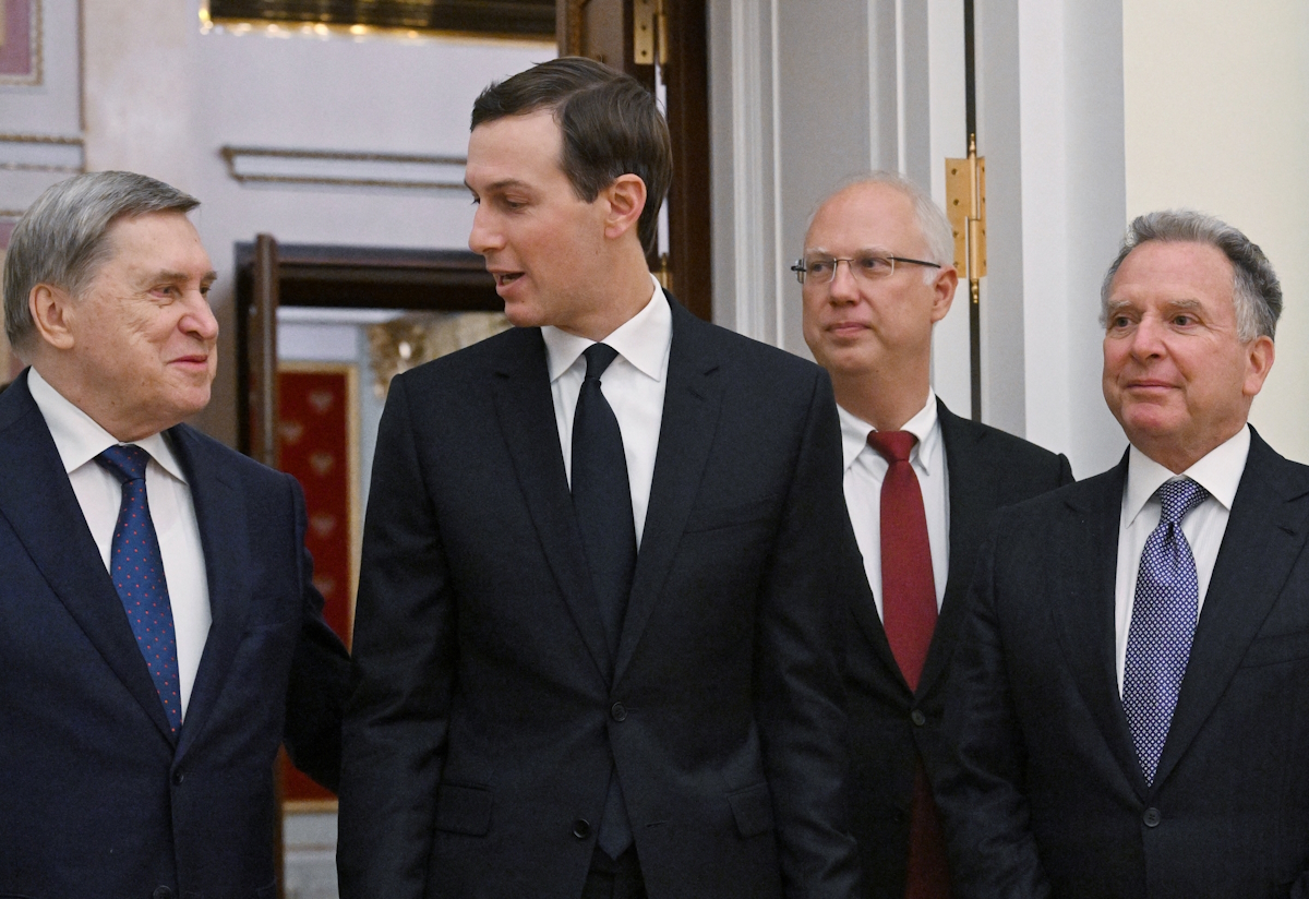 Ο Ρώσος προεδρικός απεσταλμένος Kirill Dmitriev, ο σύμβουλος εξωτερικής πολιτικής Yuri Ushakov, ο ειδικός απεσταλμένος του Donald Trump, Steve Witkoff και ο γαμπρός του Αμερικανού Προέδρου, Jared Kushner, στο Κρεμλίνο