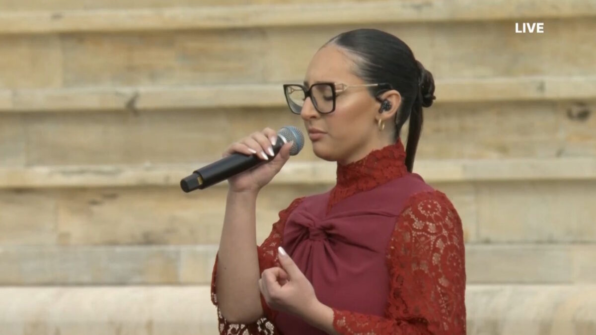 Η Klavdia τραγούδησε την «Αστερομάτα» στην τελετή παράδοσης της Φλόγας στο Καλλιμάρμαρο