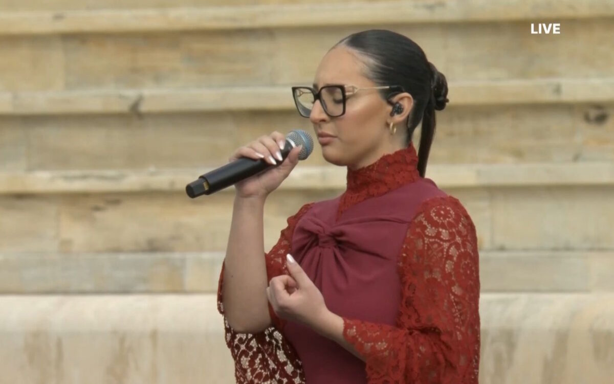 Η Klavdia τραγούδησε την «Αστερομάτα» στην τελετή παράδοσης της Φλόγας στο Καλλιμάρμαρο