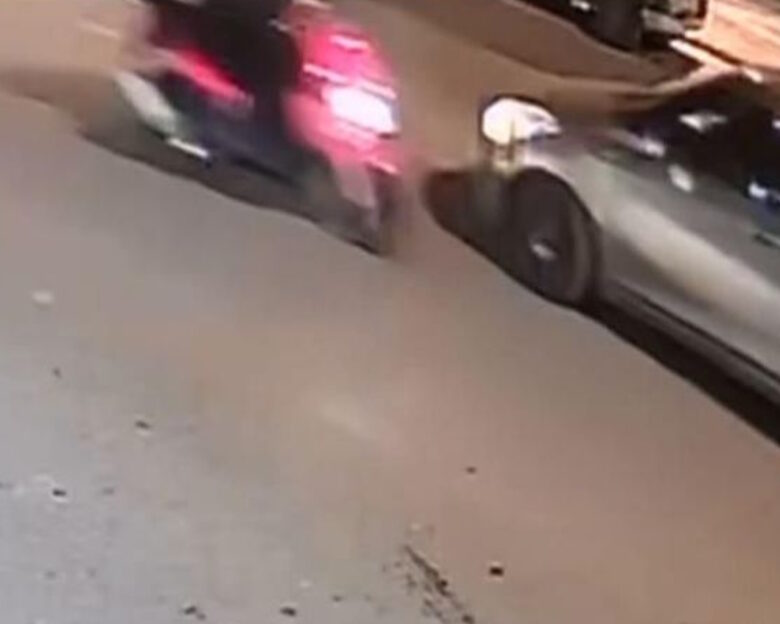 Τροχαίο στον Κολωνό: Η στιγμή που μεθυσμένη οδηγός μηχανής συγκρούεται με δύο αυτοκίνητα και μία μοτοσικλέτα