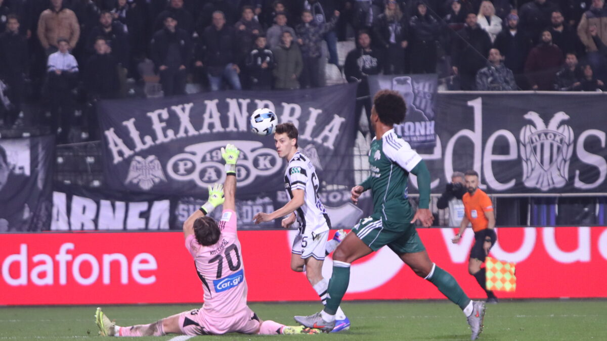 Ο Κότσαρης σε επέμβαση κόντρα στον Κωνσταντέλια (ΣΩΤΗΡΗΣ ΤΡΥΨΑΝΗΣ