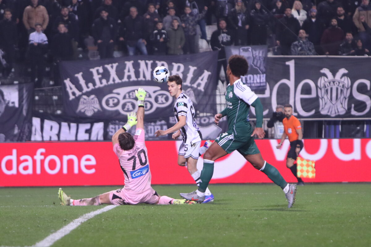 Ο Κότσαρης σε επέμβαση κόντρα στον Κωνσταντέλια (ΣΩΤΗΡΗΣ ΤΡΥΨΑΝΗΣ