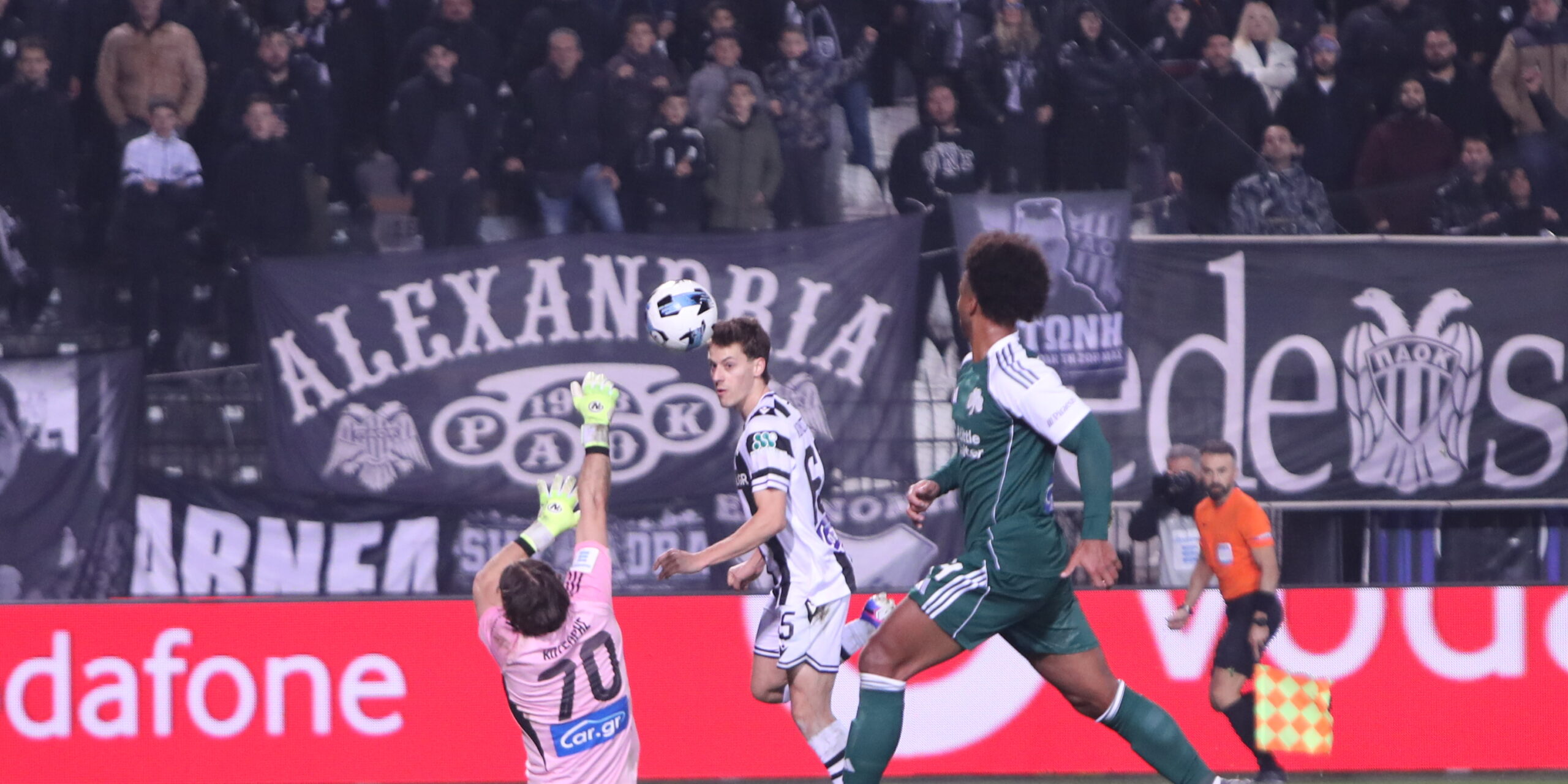 Ο Κότσαρης σε επέμβαση κόντρα στον Κωνσταντέλια (ΣΩΤΗΡΗΣ ΤΡΥΨΑΝΗΣ