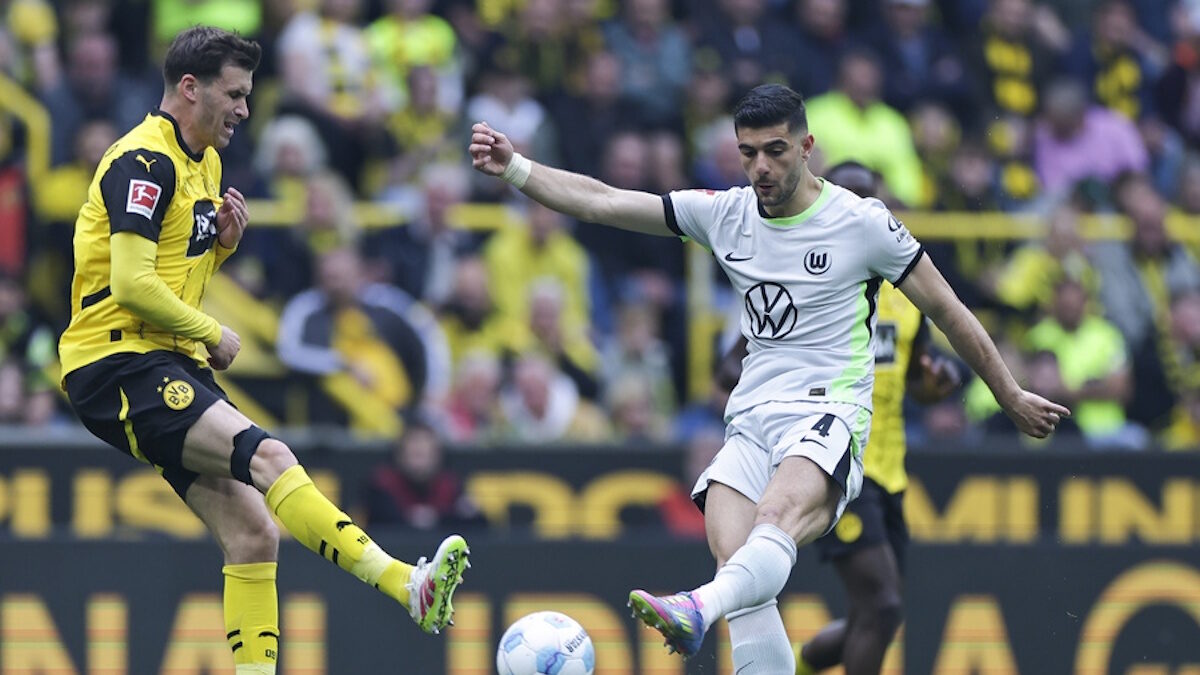 Ο Κουλιεράκης με τη φανέλα της Βόλφσμπουργκ