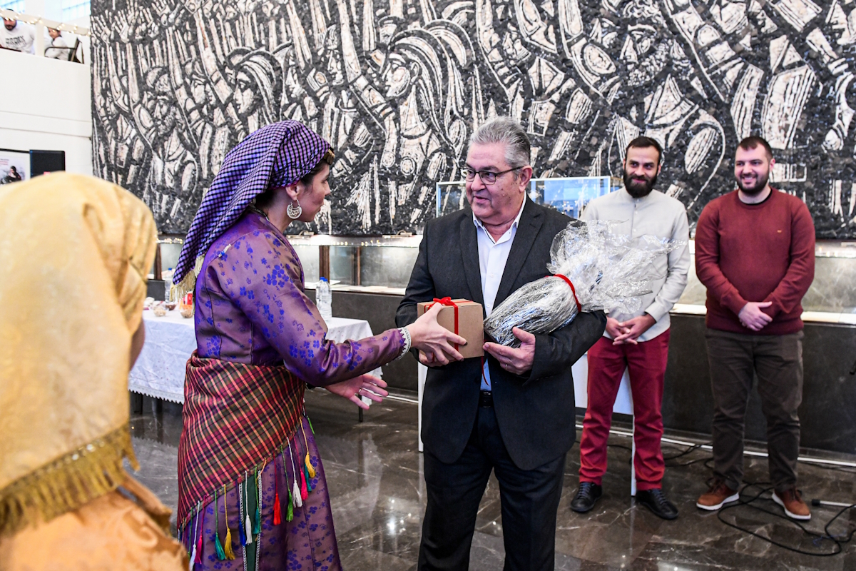 Ο ΓΓ της Κεντρικής Επιτροπής του ΚΚΕ, Δημήτρης Κουτσούμπας, άκουσε τα πρωτοχρονιάτικα κάλαντα από την χορωδία της ΚΝΕ(φωτό) και έπειτα από την Ένωση Ποντίων Αιγάλεω, στην έδρα της ΚΕ του ΚΚΕ, στον Περισσό