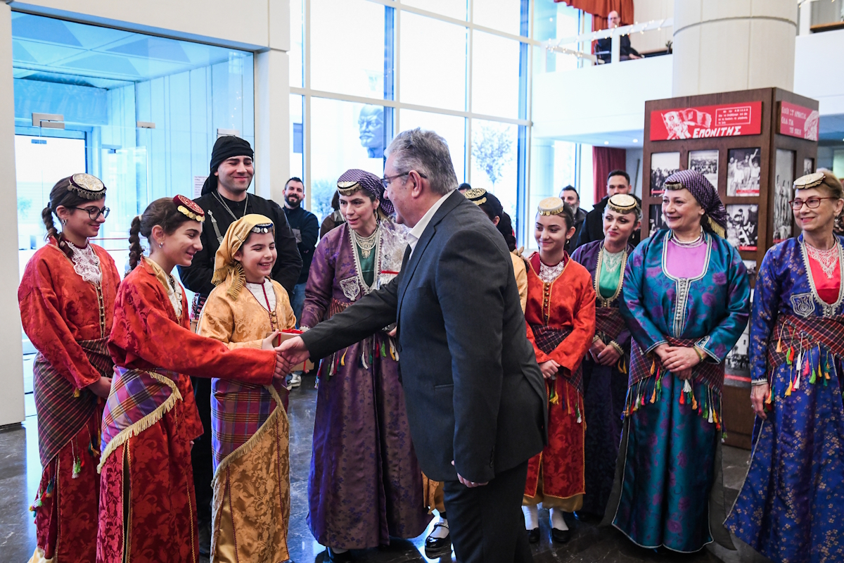 Ο ΓΓ της Κεντρικής Επιτροπής του ΚΚΕ, Δημήτρης Κουτσούμπας, άκουσε τα πρωτοχρονιάτικα κάλαντα από την χορωδία της ΚΝΕ(φωτό) και έπειτα από την Ένωση Ποντίων Αιγάλεω, στην έδρα της ΚΕ του ΚΚΕ, στον Περισσό