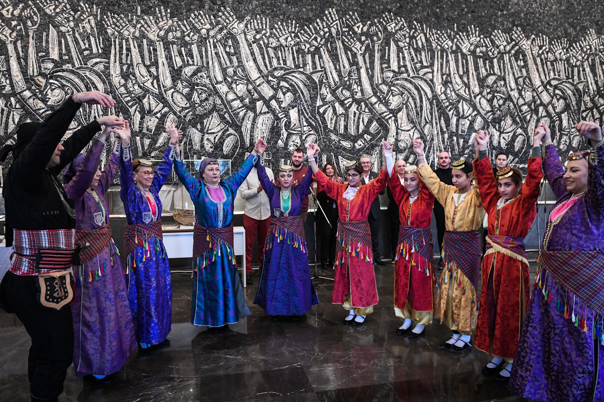 Ο ΓΓ της Κεντρικής Επιτροπής του ΚΚΕ, Δημήτρης Κουτσούμπας, άκουσε τα πρωτοχρονιάτικα κάλαντα από την χορωδία της ΚΝΕ(φωτό) και έπειτα από την Ένωση Ποντίων Αιγάλεω, στην έδρα της ΚΕ του ΚΚΕ, στον Περισσό