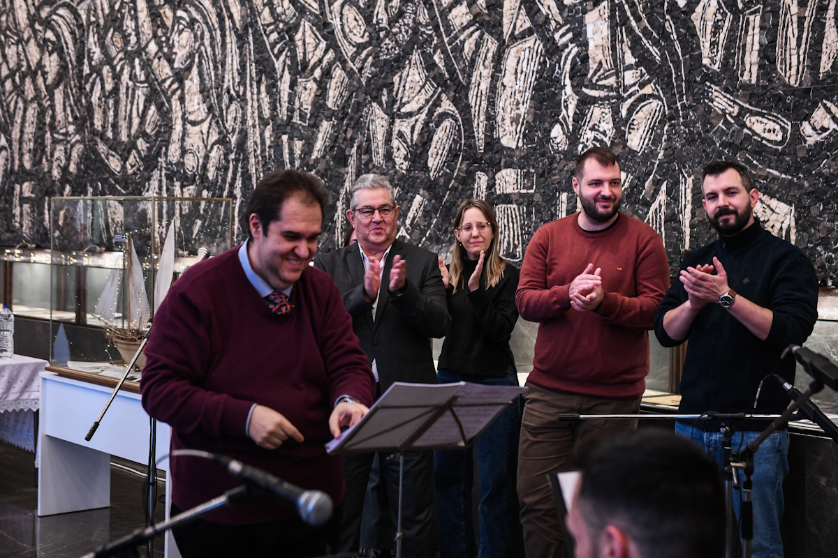 Ο ΓΓ της Κεντρικής Επιτροπής του ΚΚΕ, Δημήτρης Κουτσούμπας, άκουσε τα πρωτοχρονιάτικα κάλαντα από την χορωδία της ΚΝΕ(φωτό) και έπειτα από την Ένωση Ποντίων Αιγάλεω, στην έδρα της ΚΕ του ΚΚΕ, στον Περισσό