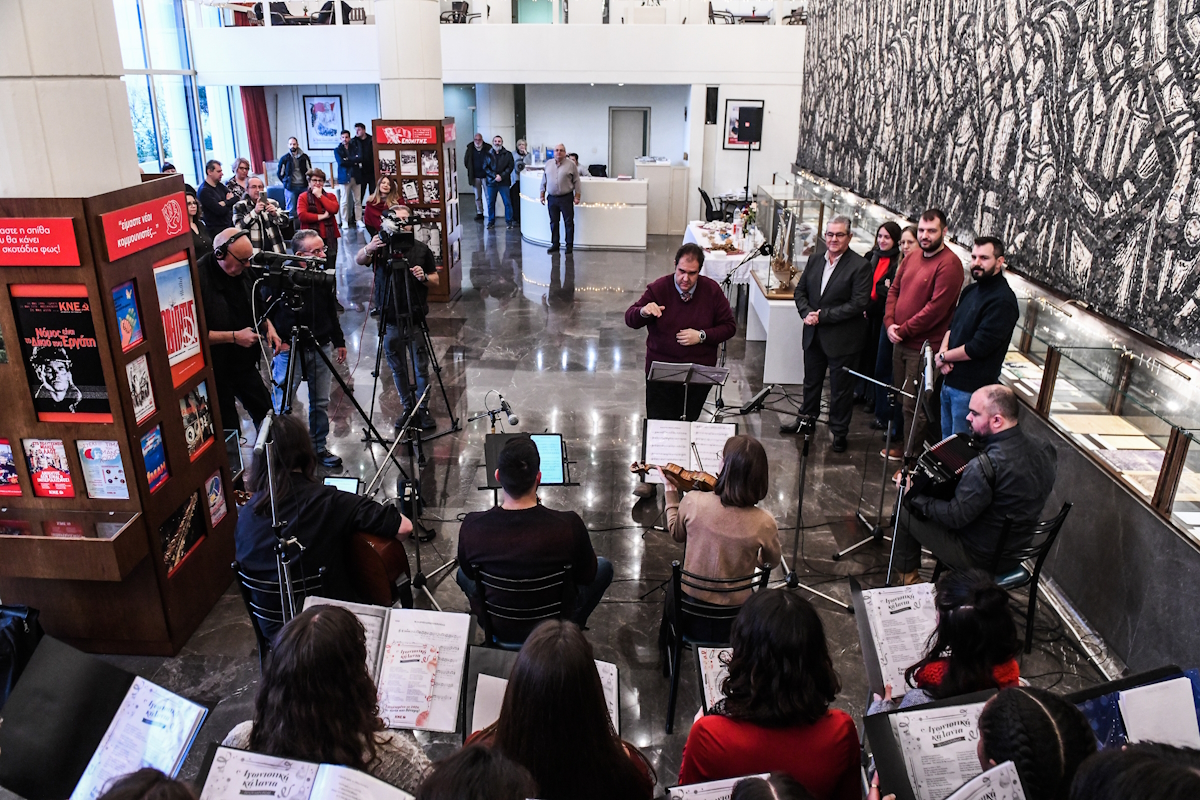 Ο ΓΓ της Κεντρικής Επιτροπής του ΚΚΕ, Δημήτρης Κουτσούμπας, άκουσε τα πρωτοχρονιάτικα κάλαντα από την χορωδία της ΚΝΕ(φωτό) και έπειτα από την Ένωση Ποντίων Αιγάλεω, στην έδρα της ΚΕ του ΚΚΕ, στον Περισσό